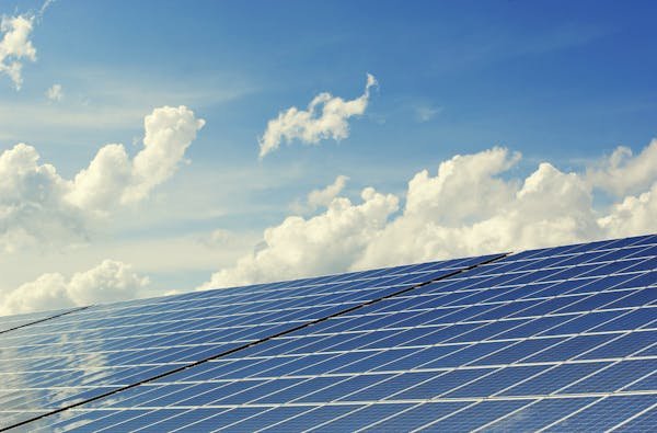 Panneau solaire photovoltaïque : transformez votre habitat durablement
